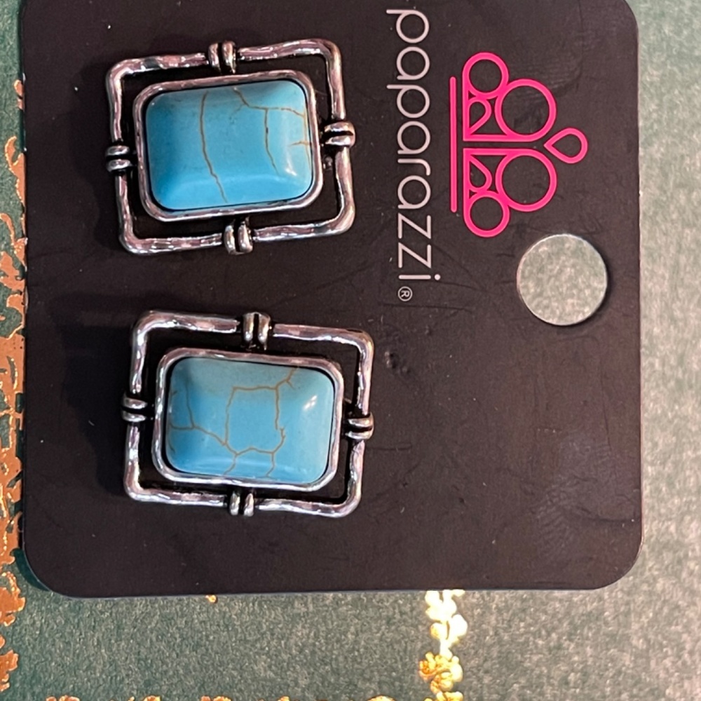 Post earrings - Picture 2 of 2